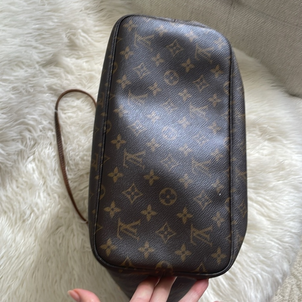 Louis Vuitton MM Neverfull - Picture 8 of 17